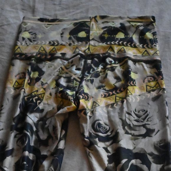 Teeki Tribal Patterned Yoga Leggings - Picture 4 of 4